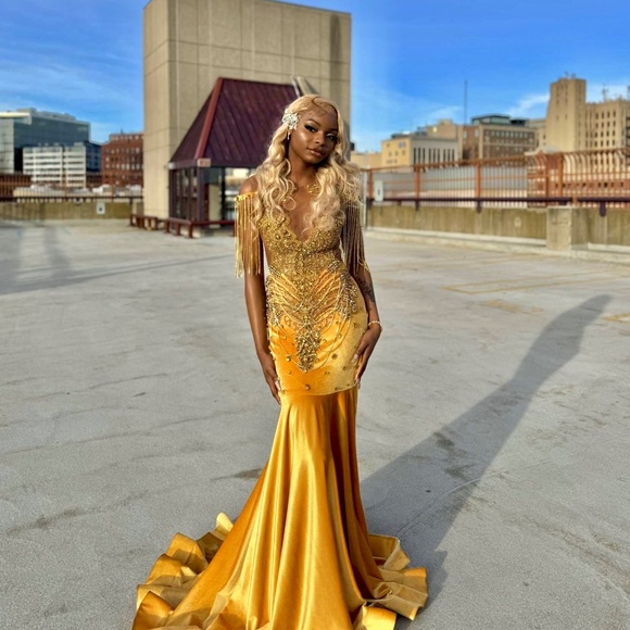 Prom dress - Picture 2 of 4